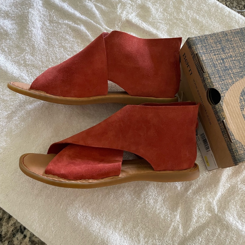 NEW Born IWA Red Arogsta flat sandals